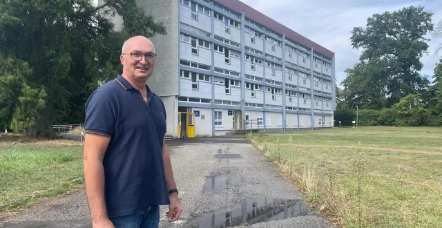photo  franck touillet, cpe du lycée d’estournelles-de-constant ici le 1er septembre 2025, a aussi été élève en 1981, puis surveillant. l’internat comptait quelque 900 élèves contre 220 aujourd’hui et l’un des bâtiments, le h1 ici en arrière-plan, a été converti en salles de cours.  &copy;  le maine libre 