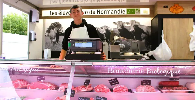 photo  killian maillet, jeune boucher passionné, accueille les clients.  &copy;  le maine libre 