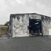 photo  une vue de l’extérieur du hangar qui a brûlé ce mardi 2 septembre 2025, à noyen-sur-sarthe. 