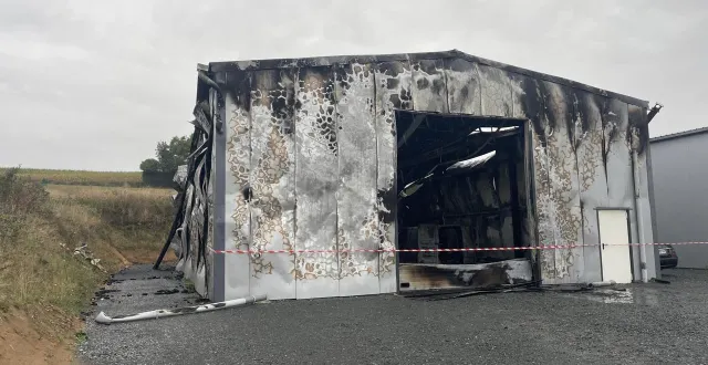 photo  une vue de l’extérieur du hangar qui a brûlé ce mardi 2 septembre 2025, à noyen-sur-sarthe.  &copy;  ouest-france 