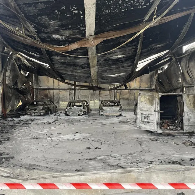 photo plusieurs véhicules ont brûlé à l’intérieur du hangar.  ©  ouest-france