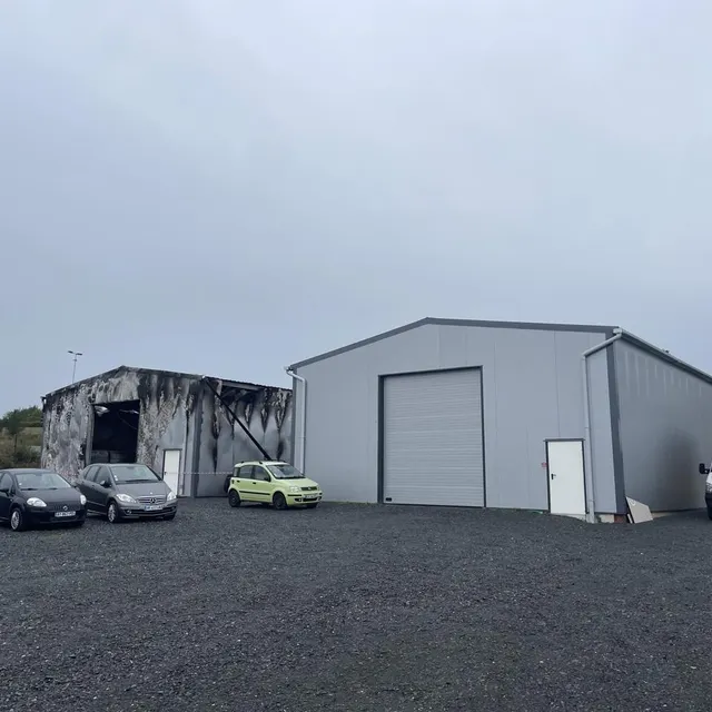 photo le hangar touché est situé en retrait dans un recoin de la zone du tertre, le long de la rd309, à côté d’un autre hangar similaire.  ©  ouest-france