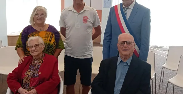 photo  léone favery entourée de son mari lucien, de ses deux enfants, marie-thérèse et jean-claude, ainsi que du maire.  &copy;  le maine libre 