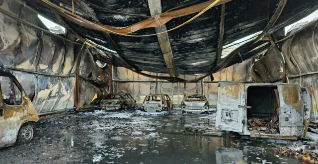 photo  35 pompiers sont mobilisés pour lutter contre l’incendie.  &copy;  photo le maine libre 