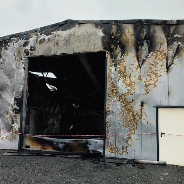 photo le feu a pris dans un entrepôt où étaient stationnés plusieurs véhicules.  ©  photo le maine libre