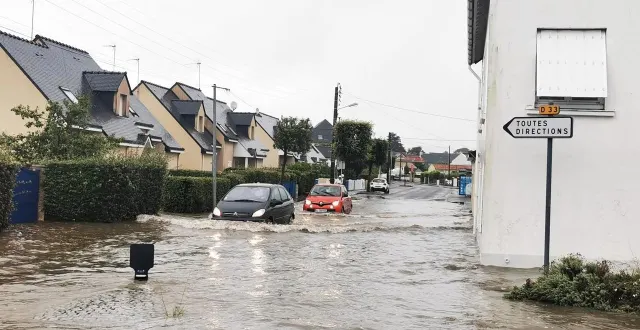photo  une rue de la turballe au plus fort de la pluie torrentielle.  &copy;  dr 
