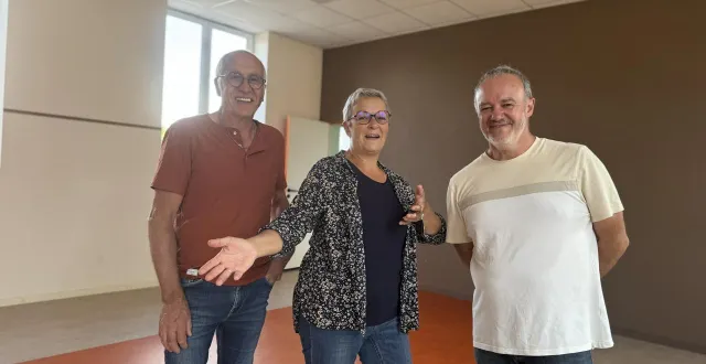 photo  gérard geslin et catherine sarre, aux côtés de l’élu christophe renaux, relancent une chorale à cuissai (orne).  &copy;  ouest-france 