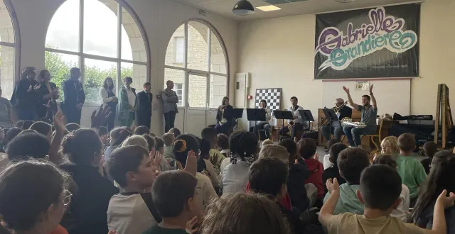 photo  cinq musiciens ont animé la rentrée en musique à l’école gabrielle-grandière d’alençon, devant 90 enfants, monsieur le maire et le dasen de l’orne.  &copy;  ouest-france 