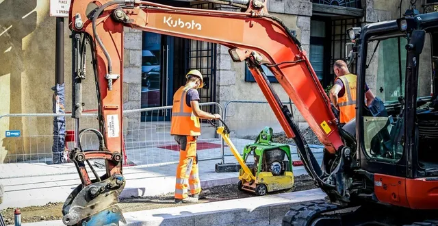 photo  les travaux ont duré tout l’été au mans, comme ici, en juillet 2025, place de l’eperon dans le cadre du chantier des chronolignes.  &copy;  le maine libre - yvon loué 