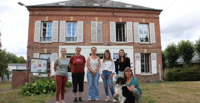 photo  de gauche à droite : marie tessier (présidente), valérie (secrétaire comptable), marie (animatrice), anaïs (directrice du centre de loisirs), océane (animatrice), laëtitia (directrice) et phoenix, la mascotte avec en arrière-plan la mjc, appelée à disparaître avant la fin de la saison.  &copy;  ouest-france 