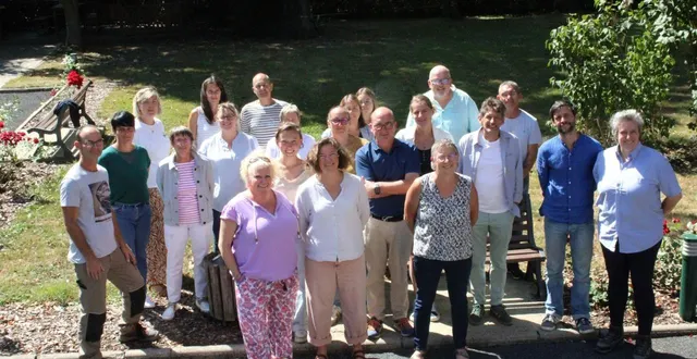 photo  la quasi-totalité des membres des équipes de la mfr avant la rentrée, autour de la directrice, christine chalambert.  &copy;  ouest-france 