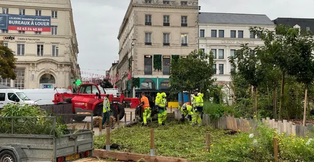 photo  le retrait du jardin éphémère marque la fin de la saison estivale, place de la république au mans (sarthe)..  &copy;  ouest-france 