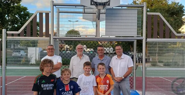 photo  dominique normandin, maire délégué de faye-d’anjou ; jean-yves le bars, maire de bellevigne-en-layon ; jean-françois vaillant, maire délégué de thouarcé et samuel durgeaud, conseiller municipal, en charge de la création du city stade en compagnie de jeunes thouarcéens.  &copy;  co 