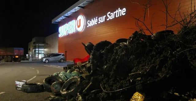 photo  le super u de sablé-sur-sarthe avait été visé par des largages matinaux de déchets divers par des agriculteurs, le 31 janvier et le 1er février 2024.  &copy;  archives ouest-france 