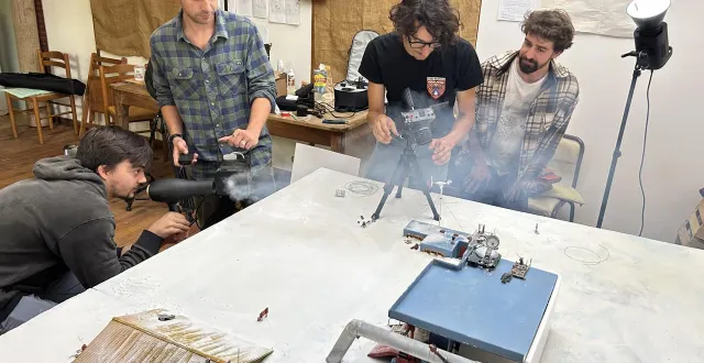 photo  gée, le 21 août 2025. en plein tournage des effets spéciaux pour le film « no signal » : un sèche-cheveux et un peu de fumée pour simuler la tempête qui fait rage sur la base scientifique en antarctique.  &copy;  co - agathe le nueff 