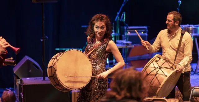 photo  hatice özer poursuit l’exploration sensible de son héritage familial. accompagnée de trois brillants musiciens, elle raconte, chante et joue du davul, le tambour habituellement réservé aux hommes.  &copy;  arnaud bertereau 