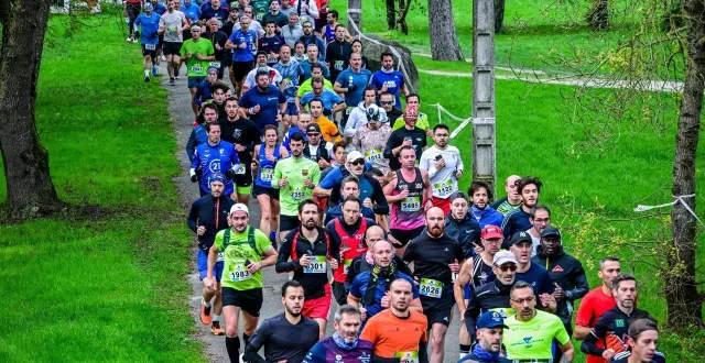 photo  plus de 5 000 coureurs ont participé aux 10 km le maine libre en 2024. relèverez-vous le défi en novembre 2025 ?  &copy;  le maine libre - yvon loué 