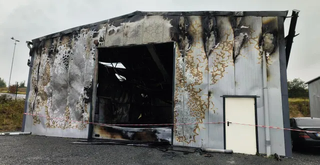 photo  noyen-sur-sarthe, mardi 2 septembre 2025. des rubalises rouges et blanches ont été posées devant l’entrepôt de 220 m2.  &copy;  le maine libre 