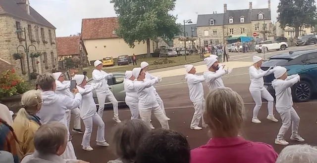 photo  prestation appréciée de bagnol troupe dance sur le parvis de l’église, pour la sortie de la messe.  &copy;  ouest-france 