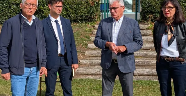 photo  lundi matin, les élus et l’inspecteur académique ont visité plusieurs écoles.  &copy;  ouest-france 