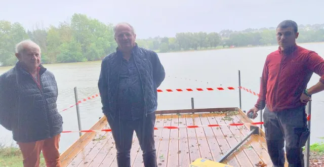 photo  devant le ponton de pêche démonté, permettant l’accès des personnes à mobilité réduite, à partir de la gauche, roland foucher, adjoint au cadre de vie ; joël monthulé, responsable des services techniques, et franck sublard, agent de l’atelier menuiserie de la ville.  &copy;  ouest-france 