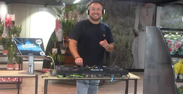 photo  le dj brice françois a réalisé un dj set pour les employés saisonniers du magasin hyper u.  &copy;  ouest-france 