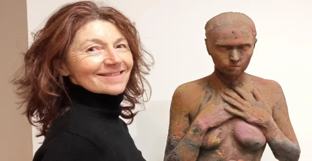 photo  fanny alloing devant l’une de ses sculptures.  &copy;  archives ouest-france 