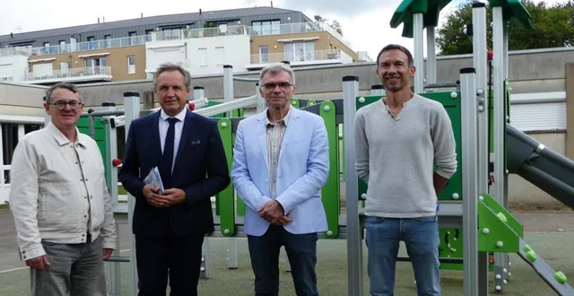 photo  dans lacour de l’école molière, pascal guibout (à gauche), adjoint au maire, christophe rouillon, maire, kurt kunde, conseiller, et gilles peguillan, responsable du service éducation ont fait le point sur la rentrée.  &copy;  ouest-france 