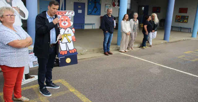 photo  denis assier, 2e à gauche, accompagné de maryline sanglebœuf, à sa droite, et des enseignants.  &copy;  ouest-france 