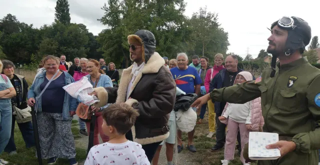 photo  samedi, près de 80 changéens ont bravé les timides ondées, pour descendre dans la rue assister aux spectacles de théâtre, organisés par la commune. « pour une première édition, c’est plutôt réussi », se félicite un élu. c’était sans compter sur le talent des compagnies l.a pioche et la fourmi rose qui ont enchanté le public tout l’après-midi. sarah, 7 ans, confie : « c’était trop bien le spectacle, on a même transporté un parachute ».  &copy;  ouest-france 