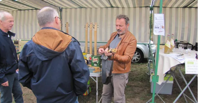 photo  lors de la fête bio qui s’est déroulée dimanche, un créateur de guitaresavec des bidons d’huile a fait une démonstration devant le public.  &copy;  ouest-france 