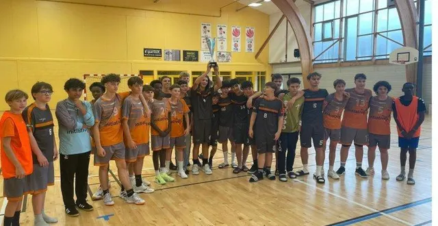 photo  samedi, l’us écommoy handball a réuni des équipes de la région pour la 15e édition de son tournoi. ce sont plus de 200 spectateurs qui sont venus assistés aux 28 matches proposés par les neuf équipes. l’entente du mans pays de la loire a remporté la compétition après avoir battu l’équipe de bouguenais (loire-atlantique) en finale.  &copy;  ouest-france 