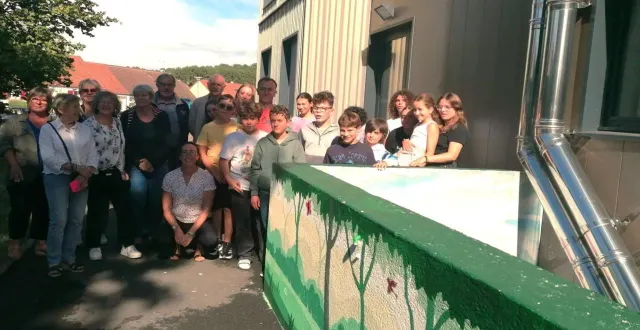 photo  les jeunes ados de l’accueil de loisir ont été fiers de faire découvrir aux élus le travail fait sur le mur du centre simone-signoret.  &copy;  ouest-france 