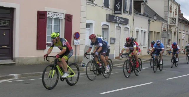 photo  dans la cadre des animations proposées le week-end dernier, l’association cycliste de la patriote a mis en place deux épreuves dans différentes catégories, avec des circuits assez costauds pour des coureurs de divisions diverses. vendredi, en fin d’après-midi, une course semi-nocturne a rassemblé près d’une soixantaine de licenciés qui se sont âprement disputés pour remporter l’épreuve. c’est à plus de 45 km/h que s’est déroulée l’épreuve que remportait victor mouraud, de verron (maine-et-loire). le lendemain, sur un autre parcours, place à plus de 130 coureurs de licences différentes. les vainqueurs par catégorie : evan plouhinec (u15), célestin coutable (u 17 fougères), arthur blassau (accès 1 et 2), jean-baptiste poncet (accès 3 ) et en accès 4, yvon lecoconier.  &copy;  ouest-france 