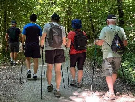photo  le mardi après-midi le groupe de marche nordique senior découvre la nature.  &copy;  co 