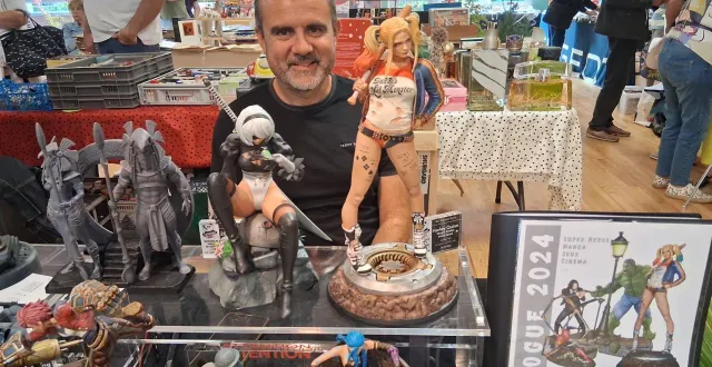 photo  le jupillois christophe jouniaux présentait les figurines qu’il fabrique entièrement.  &copy;  le maine libre 