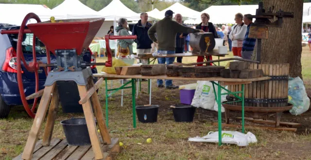 photo  daniel a passionné les visiteurs avec ses outils anciens.  &copy;  le maine libre 