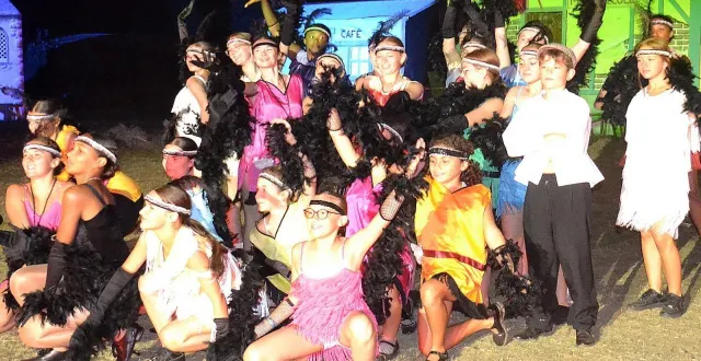 photo  à la fois danseurs et figurants, les jeunes de l’association sabolienne danse mania ont obtenu un franc succès à l’applaudimètre.  &copy;  le maine libre 