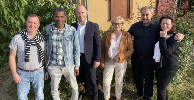 photo  de gauche à droite : didier bellet-odent, saïkou baldé, benoît nicolardot, élisabeth goibeau, stéphane goget et malika laouar font partie de l’association tous pour sablé.  &copy;  archives le maine libre 