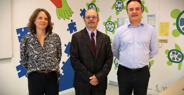 photo  le proviseur du lycée polyvalent raphaël-élizé, thierry brion, entouré par charlotte raquidel, sa nouvelle adjointe en charge de la section d’enseignement professionnel, et par michael chauvin, son adjoint en charge de l’enseignement général et technologique, dans une salle d’étude fraîchement redécorée par des élèves.  &copy;  ouest-france 