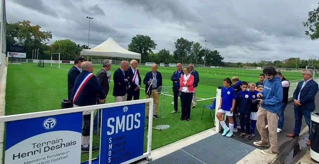 photo  henri deshais (au micro 6e à gauche), membre fondateur du smos foot, a pris la parole en fin de cérémonie inaugurale pour résumer son parcours et remercier les élus et le club pour leur choix de nommer le nouveau terrain à son nom.  &copy;  ouest-france 