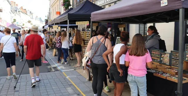 photo  ce samedi 6 septembre 2025, plusieurs dizaines de commerçants du centre-ville et même d’au-delà, déballeront leur stock dans le centre-ville rendu piétonnier pour l’occasion à la flèche (sarthe).  &copy;  archives ouest-france 