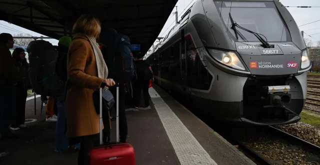 photo  sncf réseau remplace 30 km de rails entre argentan (orne) et granville (manche) sur la ligne paris-granville. la circulation des trains ne subira pas de perturbation car ce chantier est conduit de nuit.  &copy;  archives martin roche/ ouest-france 