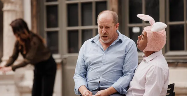 photo  les comédiens du grand colossal théâtre proposent le samedi 13 septembre « batman contre robespierre », le 13 septembre à denée, un spectacle de rue qui rencontre un grand succès partout en france.  &copy;  villages en scène 