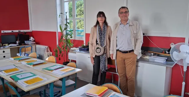 photo  hervé roncière, maire, et laure dutertre, adjointe, dans l’une des classes rénovées.   &copy;  le maine libre 