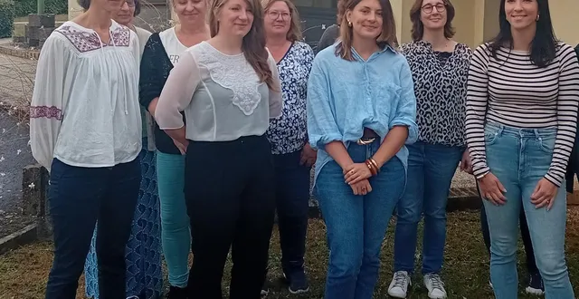 photo  l’ensemble du corps enseignant avec au premier plan, de gauche à droite, les nouvelles professeures julie legendre, florine guerin, anne-juliette leroy et shirley richter.  &copy;  le maine libre 