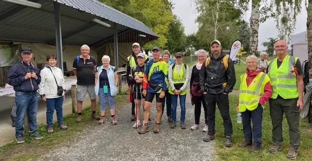 photo  une quinzaine de marcheurs ont participé à la dernière randonnée de 5 km du dimanche matin.  &copy;  le maine libre 