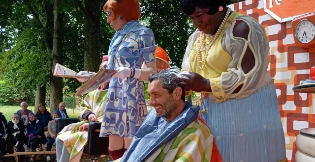 photo  certains spectateurs ont fait les frais des coiffeuses un peu loufoques, monique et marie thérèse.   &copy;  le maine libre 