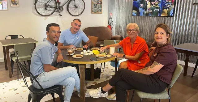 photo  éléonore pierre (à droite) et mathieu gratesac (deuxième à gauche), en compagnie des premiers clients du hangar à léo.  &copy;  ouest-france 