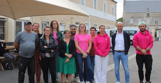 photo  l’équipe pédagogique et technique de la maison familiale rurale de trun, sous la direction de vincent lebreton (2e à droite).  &copy;  ouest-france 